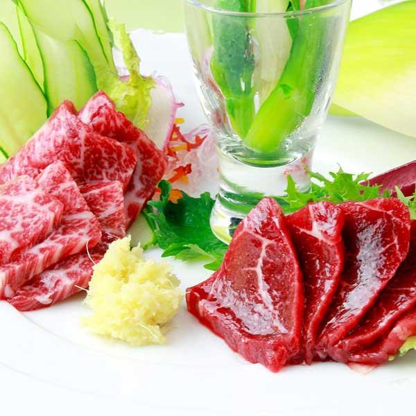 カナダの契約牧場で育ち、飛行機で自然の宝庫熊本で阿蘇の伏流水を飲み、独自の穀物飼料を食べて、旨味あふれる馬肉になりました。解凍後すぐ食べられるよう1人前づつスライスし、必要な分だけ食べられるようにいたしました。馬肉を切るのが苦手な方や簡単に...