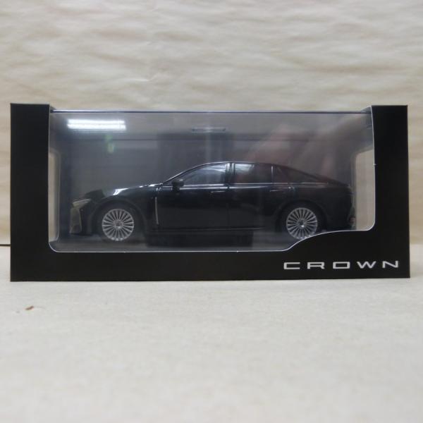 CROWN HEV 219 プレシャスブラックパール 1/30 トヨタ 新型クラウンセダン HEV カラーサンプルミニカー（1