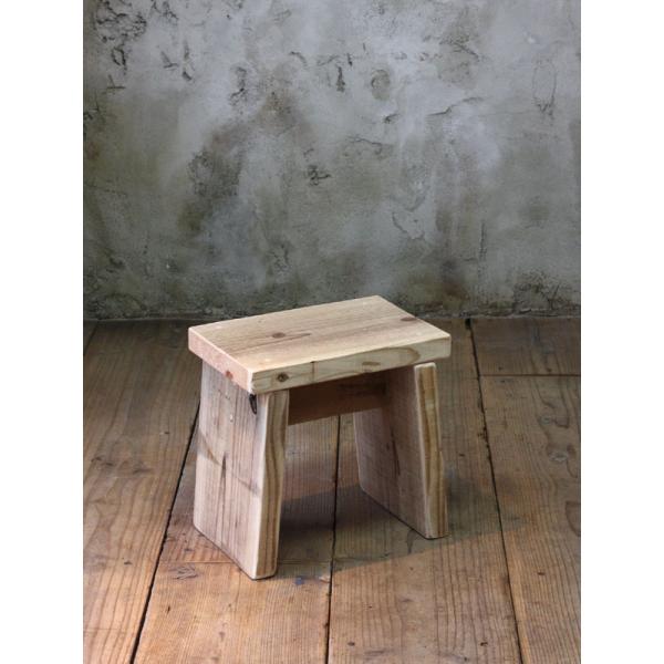 【商品説明】踏み台に、スツールに、飾り棚としても便利な足場板古材の踏み台。サイズバリエーション豊富なので、お好みのサイズて適切な場所に設置いただけます。【素材・生産】OLD ASHIBA（足場板古材）※実際に建築現場で使用された無垢の杉足場...