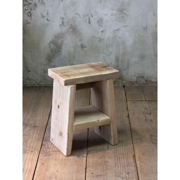 【商品説明】踏み台に、スツールに、飾り棚としても便利な足場板古材の踏み台。サイズバリエーション豊富なので、お好みのサイズて適切な場所に設置いただけます。【素材・生産】OLD ASHIBA（足場板古材）※実際に建築現場で使用された無垢の杉足場...