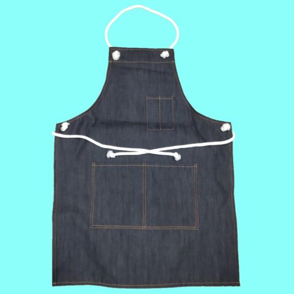デニム生地の作業用胸前掛け。12〜13ozの丈夫なデニム生地を使用。寸法：(縦)約81cm (横)約60cm左胸部分にペン差し入れ付き。腰部分にポケット付き。製作時期によりデニム生地の色が異なる場合があります。※生地の色指定はできません。