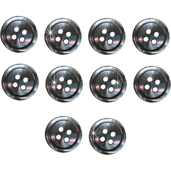 ●【サイズ】直径約12.5mm　【1粒の厚み】約1.8mm　【1粒の重さ】約0.5g　【数量】10個●【ボタンの形】四つ穴ボタン　【材質】貝製●【カラー】ブラック　【模様について】表面に、虹色に淡く光る黒蝶貝を使用しています。●【特徴】 糸...