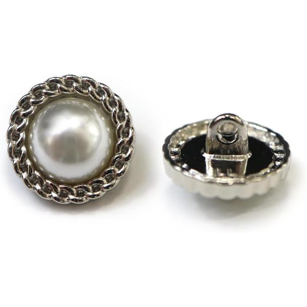 ●【サイズ】直径約15mm　【数量】10個●【ボタンの形】足つきボタン　【材質】樹脂・金属●【カラー】ホワイト　【装飾】チェーン風 シルバー●【用途】縫い糸が目立ちにくい、足つきのメタルボタンです。ワンピース、カーディガン、ブラウスに。シャ...
