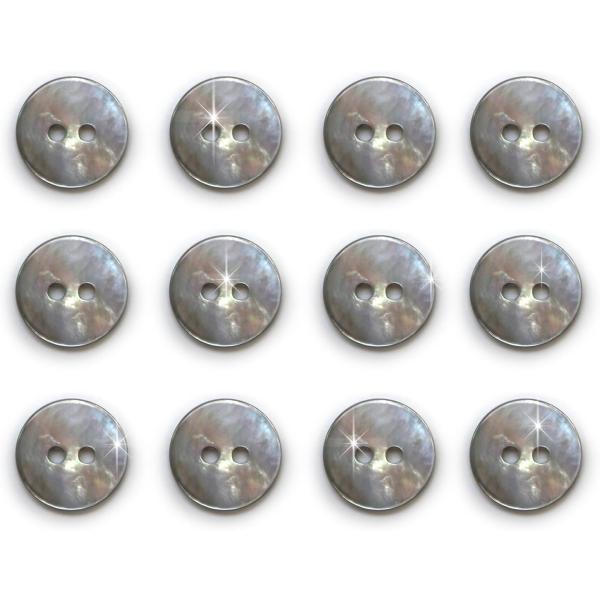 ●【サイズ】直径約11.25mm　【1粒の厚み】約1.5mm　【1粒の重さ】約0.4g　【数量】12個●【ボタンの形】二つ穴ボタン　【材質】貝製●【カラー】ブラック　【模様について】表面に、虹色に淡く光る黒蝶貝を使用しています。●【特徴】 ...