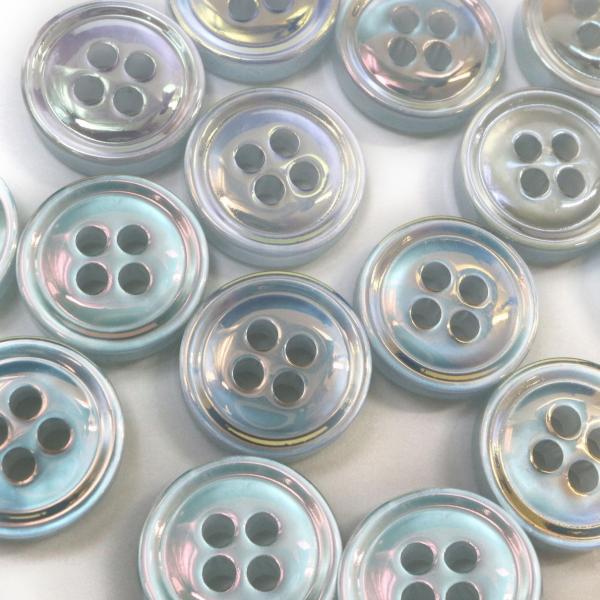 ●【サイズ】直径約11mm　【数量】15個入り●【ボタンの形】四つ穴ボタン　【材質】樹脂●【カラー】ライトブルー●【特徴】表面にオーロラの光沢があるカラーボタンです。●【用途】シャツ・ブラウス用におすすめのボタンです。
