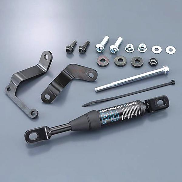 ・四輪高性能車に装着され定評のある「パフォーマンスダンパー」の二輪専用版。・走行時の車体の変形及び振動をダンパーで吸収し、乗り心地、ハンドリングを向上させます。・取付構造を変更、小型軽量化、かつ減衰力設定を更に最適化し、商品名称も新しくなっ...