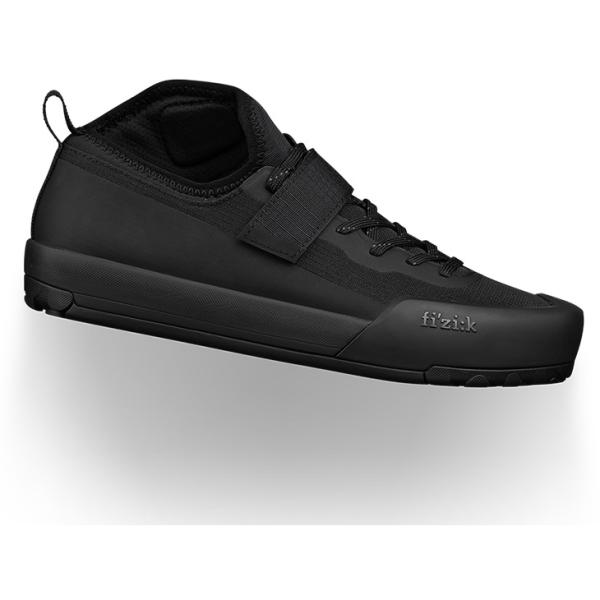 沖縄県への発送に送料無料は適用されません。購入金額に関わらず通常送料に別途加算されます。  タフで、軽量。レースに向けたハイクオリティなフィット感を備えたグラビティーマウンテンシューズです。 アウトソールは最もグリップ性に優れたVibram...