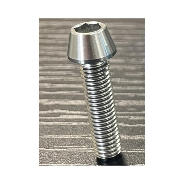 沖縄県への発送に送料無料は適用されません。購入金額に関わらず通常送料に別途加算されます。  ステムのフェースプレートやコラムクランプ等に使用されるM5ボルト サイズ：M5×20mm ピッチ：0.8mm 首下長さ：20mm 頭部外径：8mm ...