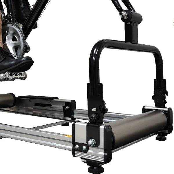3本ローラーをより多用途で使えるようにできる『R730専用アクションブリッジ』が登場！ R730用の前フォーク固定補助器具で安定したペダリングが可能。 フォークスタンドを使わない通常トレーニングの際は、工具不要の簡単操作でスタンドを前方へ倒...