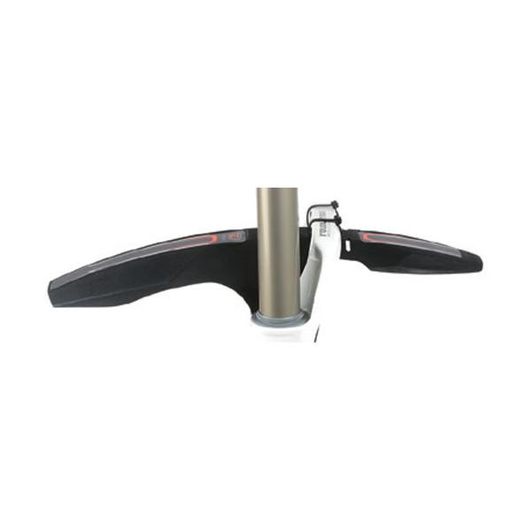 ※沖縄県への発送に送料無料は適用されません。購入金額に関わらず通常送料に別途加算されます。フロントサスペンション装着車に取り付け可能なフロントフェンダー。取り付けは付属のタイラップかベルクロを使用。ディスクブレーキのフロントフォーク対応とな...