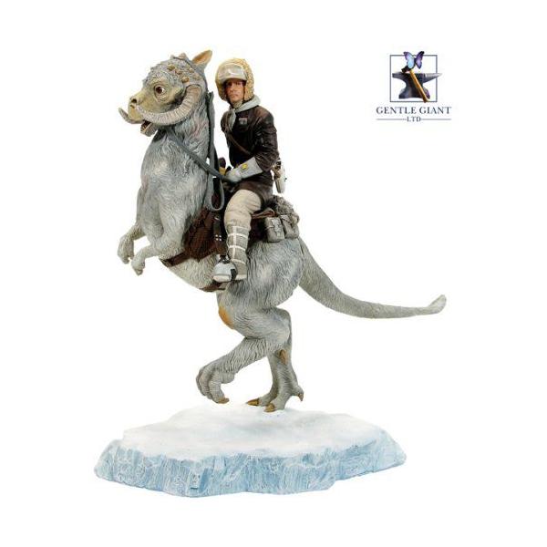 X^[EH[Y nE\ on Tauntaun Statue