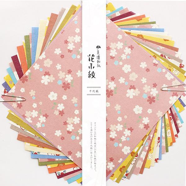 小花が散りばめられた模様の、美濃和紙の千代紙です。小物作りや切り絵にご活用下さい。●内容：千代紙12枚入 和紙12枚入●サイズ：縦150×横150mm●生産地：日本●素材・成分：美濃和紙