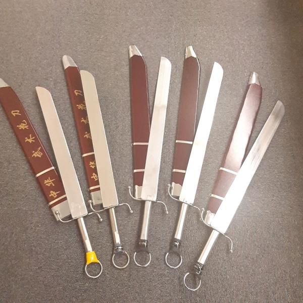 ジュラルミン製南刀鞘付きで持ち運びで便利。音鳴ります。◆60cm◆全長：約82cm刃渡り：約60cm刃の巾：約5.5cm柄：約22cm◆65cm◆全長：約87cm刃渡り：約65cm 刃の巾：約5.5cm柄：約22cm中国製の為作りが甘いとこ...