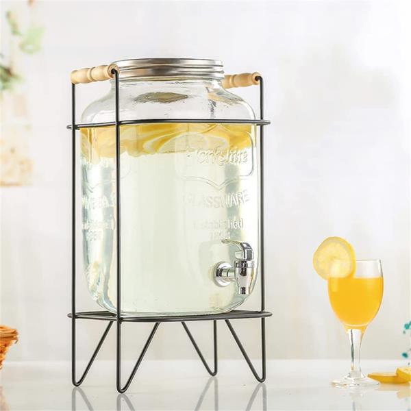 ??【高品質素材】飲料ディスペンサーは厚手の鉛フリーガラス、食品グレードの素材。キャップは金属素材＋錬鉄製と木製ブラケットで作られています。家庭での使用に理想的です。??【優れた耐熱性】：40度以上の水を入れないでください。通常の冷水筒より...