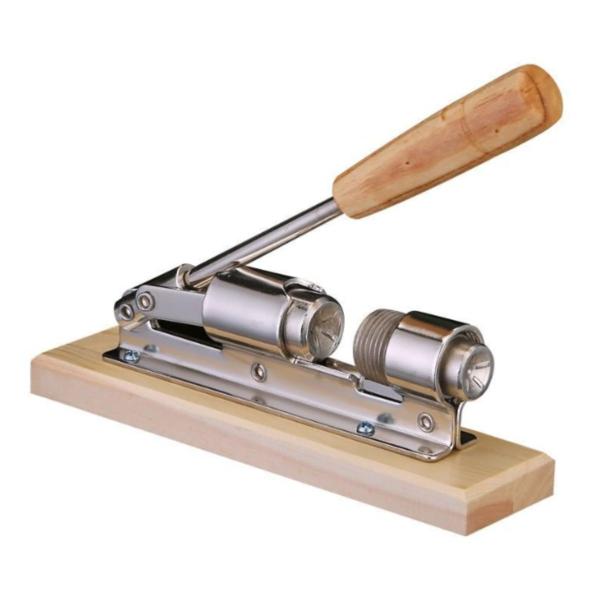 固いクルミから、ぎんなん・ナッツも、この調整可能のクルミ割り器で簡単に実を取り出せます。女性でも年配の方でも、片手で余裕で割ることができます。収納時はレバーを外してコンパクト殻から外しやすいヘラが付属しています。