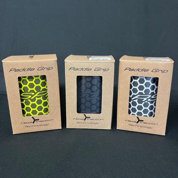 超軽量で薄型のHexa Traction テクノロージーにより、シャフトに適度なグリップ力を与えるパドル用グリップテープ。グリップ位置の目安になることからパドリングの改善にも役立つ！こちらの商品はクリックポスト送料220円で発送可能です。た...