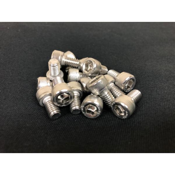 IRONROCK RACE PLATEをボードへ取り付けるためのマウントビスです。スペアパーツとしての販売は1パック8本と致しました。プレート1台に必要な本数は、前後の先端に4箇所づつで計8箇所、中央の8箇所で合計16箇所分16本必要です。...