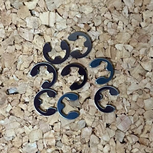 IRONROCKレースプレートのノーズとテールの先端に取り付けられたヒンジパーツのヒンジ部分に使用されているロングピンを固定するためのEリングです。8枚1セットでの販売です。