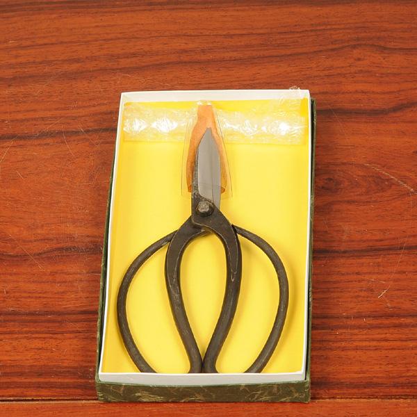 【商品説明】　隆光印　佐助型植木鋏　　新潟県三条市  (有)平 木鋏製作所 の伝統工芸士 平氏が打った鋏です。　　庭木の小枝を剪定する鋏です。　日本製【サイズ】　全長：20.0cm【納期】　配達ご希望日時のご指定ができます。　お急ぎの場合は...