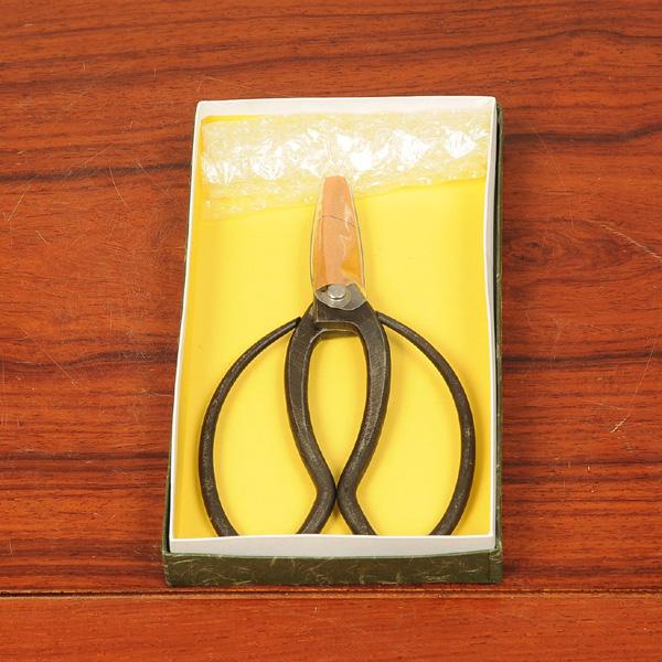 【商品説明】　隆光印　大久保鋏　　新潟県三条市  (有)平 木鋏製作所 の伝統工芸士 平氏が打った鋏です。　　庭木の小枝を剪定する鋏です。　日本製【サイズ】　全長：18.5cm【納期】　配達ご希望日時のご指定ができます。　お急ぎの場合は午前...