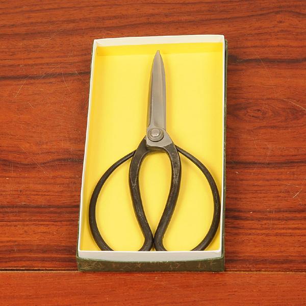 【商品説明】　隆光印　刈込鋏　　新潟県三条市  (有)平 木鋏製作所 の伝統工芸士 平氏が打った鋏です。　　刈り込む時に便利な鋏です。　　日本製【サイズ】　全長：22.5cm【納期】　配達ご希望日時のご指定ができます。　お急ぎの場合は午前中...