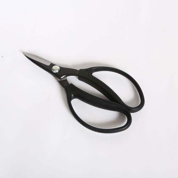 【商品説明】　国産　大久保鋏　200ｍｍ　国産　新潟県三条市　庭木や植木、盆栽のお手入れ、ガーデニングや生け花でも幅広く使えます。　【仕様】　本体：刃物鋼　　ハンドル：エラストマー樹脂　　【サイズ】　全長：約200ｍｍ　刃長：50ｍｍ【納期...