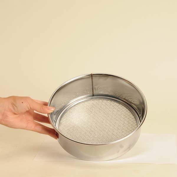 材質：ステンレス直径 210mmステンレス製の3枚アミ目(1.0mm,2.5mm,6.0mm)を取替えできます。土、砂、固形肥料の仕分けができ、1つの枠で3種の仕分けができる便利なフルイです。