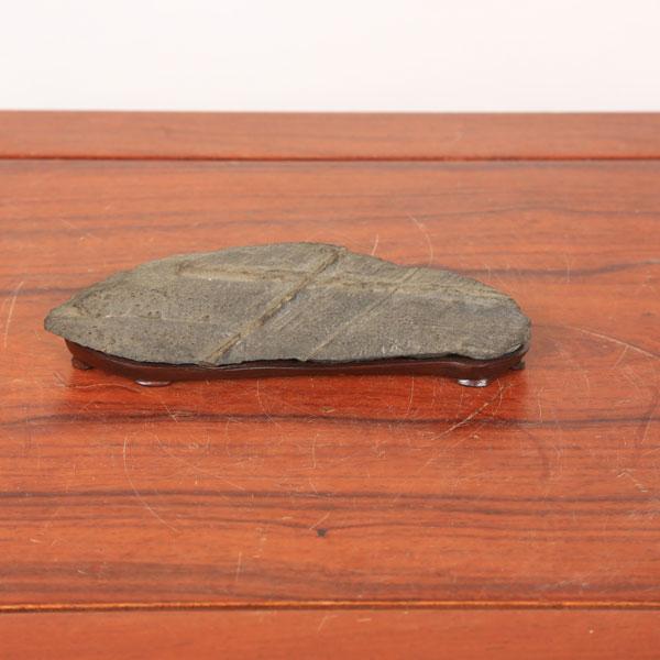 商品説明　若桜三倉石　(わかさみくら)　鳥取県の八東川の支流である三倉川で採石される石。　武骨な形状のものが多い中、こちらはシンプルな形状をしています。　底面加工なし。　サイズ　　　全高：1.5cm　　　幅：18.5cm　　　奥行：7.0c...