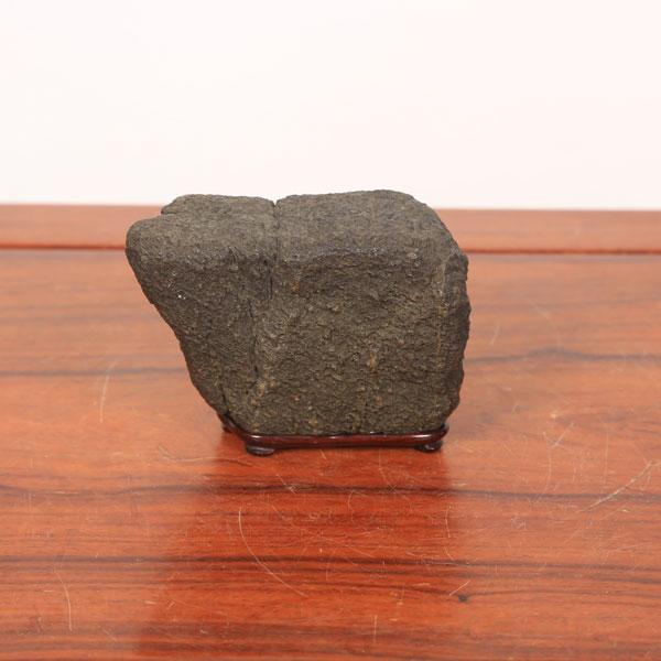 商品説明　宇甘川石　(うかいがわ)　岡山県中部を流れる宇甘川で採石される石。　底面加工なし。　サイズ　　　全高：5.1cm　　　幅：12.7cm　　　奥行：9.0cm　　　重量：999ｇ　　　台：8.3cm　×　4.2cm納期：配達ご希望日...