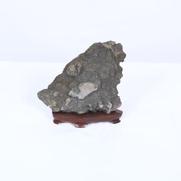 商品説明　佐治川石　佐治川石は鳥取県東部の佐治川で採石される石。　自然石でありながら狛犬のようにも見え、自然の造形の妙を感じる事が出来ます。　底面加工なし。　サイズ　　　全高：9.7cm　　　幅：10.8cm　　　奥行：4.3ｃm　　　重量...