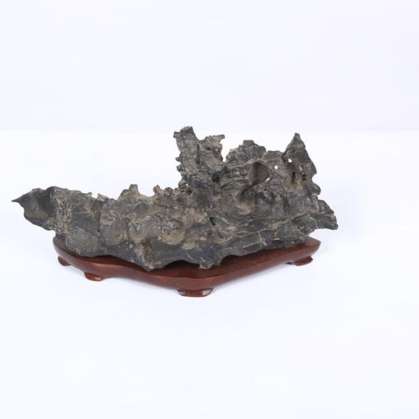 商品説明　筑前山口川石　福岡県筑紫野市を流れる川で採石される石。　荒々しい形状や穴、凹凸などから自然の肌合いを感じられる水石です。　底面加工なし。　台座付き　サイズ　全高：約6.3cm　幅：約20cm　奥行：約9.5cm　重量：約462ｇ　...