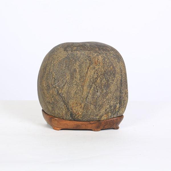 商品説明瀬田川　金梨地石（せたがわ　きんなしじいし）水石で代表産地の一つに挙げられる瀬田川（滋賀県南部を流れる川）で採石される石。瀬田川石は、加茂川石、佐治川石と並び水石の三大銘石のひとつとされます。※諸説あります金梨地とは、石の表面にフル...