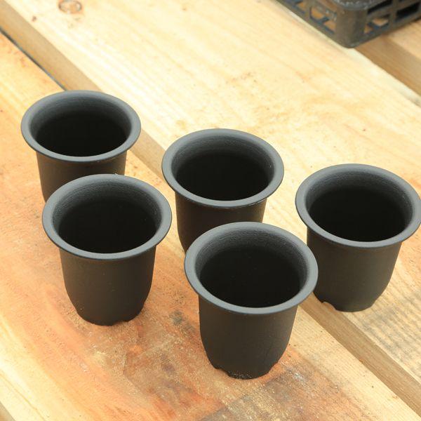 2.5号の黒いプラスチックポット、5個セットです。深めですので、サボテン・多肉植物の植え替え・育成に最適！幅：7.7ｃｍ　高さ：7.5ｃｍ