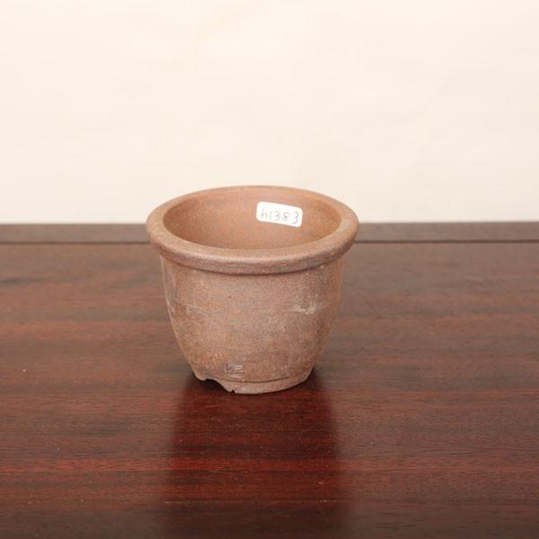 篠山市今田の「立杭」は、日本六古窯のひとつで、丹波焼とも呼ばれます。伝市窯はそのなかで植木鉢を専門に焼く窯として園芸愛好家から絶大な支持を得ています。使用に差し支えない程度のヒビや割れ、ほつれがある場合がございますので、廉価にて販売していま...