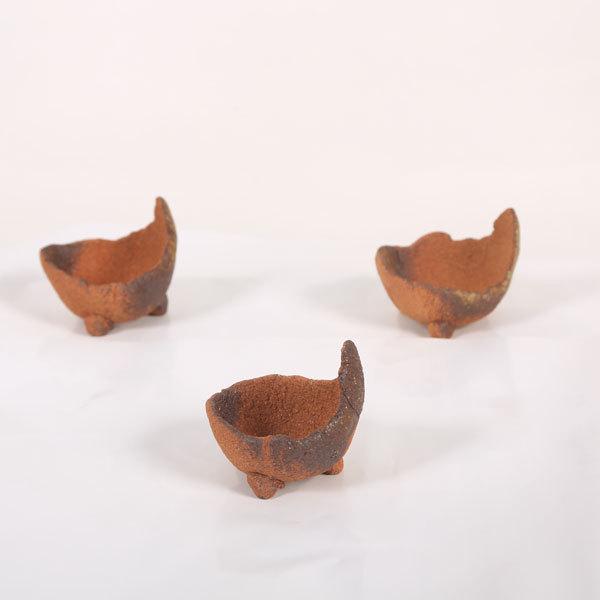 商品説明　信楽焼くらま鉢　滋賀県甲賀市信楽を中心に作られる陶器で、日本六古窯のひとつに数えられる。　注：お届けは１点のみです。＊１点１点手作りの為、色の違い(色むら)大きさの違い塗漏れがございます。　ご了承の上ご注文ください。サイズ　鉢径：...