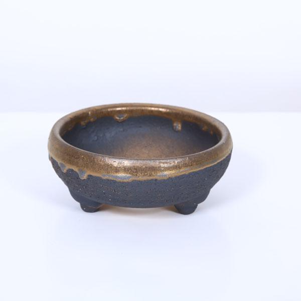 商品説明信楽焼黒イブシ金彩鉢信楽焼（しがらきやき）は、滋賀県甲賀市信楽を中心に作られる陶器で、日本六古窯のひとつに数えられる。＊数量物の為、多少大きさ・色味に違いがございます。サイズ　鉢幅：約15.0cm　高さ：約6.5cm納期：配達ご希望...