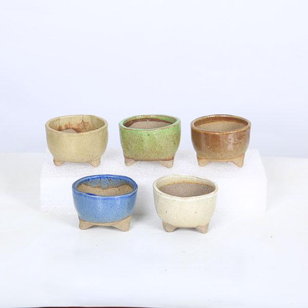 商品説明祥石(二代目)ゆうき　丸鉢　２号独特な色合いが魅力。初代祥石のご子息で、落款は「ゆうき　祥石」です。※ご希望の色をお選び下さい。※使用には差し支えのない程度のシャモットの飛び（気泡のようなあと）、窯キズのある場合がございます。※１点...