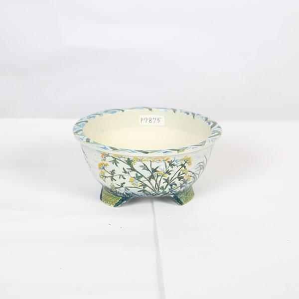 本田影雪　縁付足付丸鉢本名：本田　榮子。落款：影雪幼いころより陶芸に興味があり、陶芸を始めて約30年。知人からの小品盆栽の鉢の依頼があり創作活動が始まりました。盆栽仲間のアドバイスや指導を受け自分の思い描くデザインや絵を鉢に描き楽しみながら...