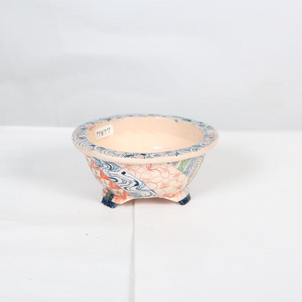 本田影雪　縁付足付丸鉢本名：本田　榮子。落款：影雪幼いころより陶芸に興味があり、陶芸を始めて約30年。知人からの小品盆栽の鉢の依頼があり創作活動が始まりました。盆栽仲間のアドバイスや指導を受け自分の思い描くデザインや絵を鉢に描き楽しみながら...