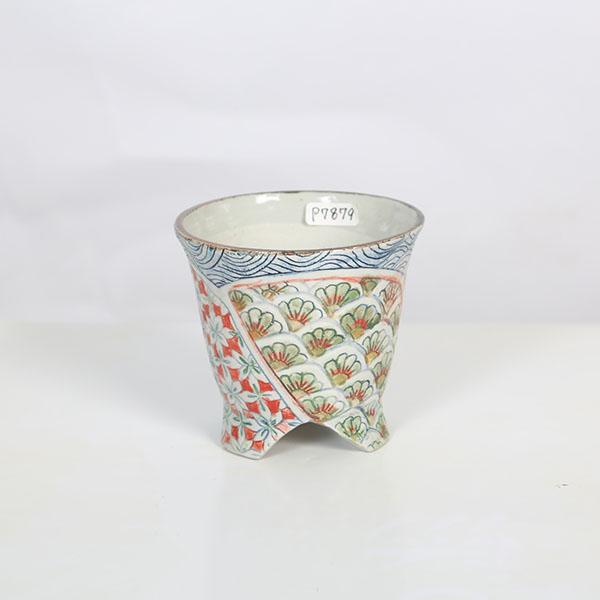 本田影雪　足付ケンガイ丸鉢本名：本田　榮子。落款：影雪幼いころより陶芸に興味があり、陶芸を始めて約30年。知人からの小品盆栽の鉢の依頼があり創作活動が始まりました。盆栽仲間のアドバイスや指導を受け自分の思い描くデザインや絵を鉢に描き楽しみな...