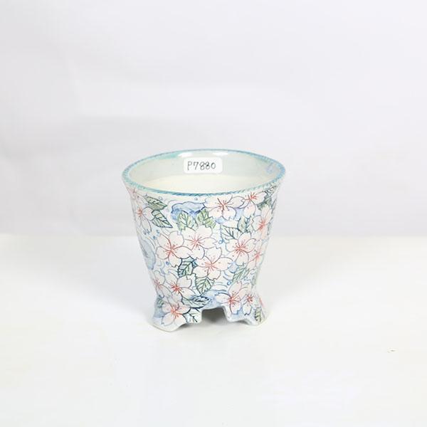 本田影雪　足付ケンガイ丸鉢本名：本田　榮子。落款：影雪幼いころより陶芸に興味があり、陶芸を始めて約30年。知人からの小品盆栽の鉢の依頼があり創作活動が始まりました。盆栽仲間のアドバイスや指導を受け自分の思い描くデザインや絵を鉢に描き楽しみな...