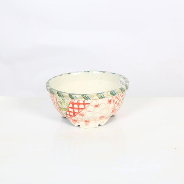 本田影雪　足付丸鉢本名：本田　榮子。落款：影雪幼いころより陶芸に興味があり、陶芸を始めて約30年。知人からの小品盆栽の鉢の依頼があり創作活動が始まりました。盆栽仲間のアドバイスや指導を受け自分の思い描くデザインや絵を鉢に描き楽しみながら作陶...