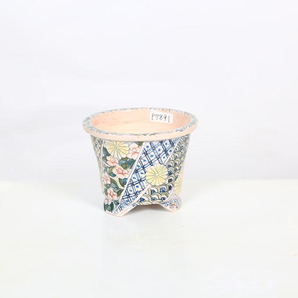 本田影雪　縁付足付丸鉢本名：本田　榮子。落款：影雪幼いころより陶芸に興味があり、陶芸を始めて約30年。知人からの小品盆栽の鉢の依頼があり創作活動が始まりました。盆栽仲間のアドバイスや指導を受け自分の思い描くデザインや絵を鉢に描き楽しみながら...