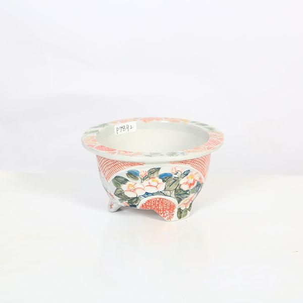 本田影雪　縁付足付丸鉢本名：本田　榮子。落款：影雪幼いころより陶芸に興味があり、陶芸を始めて約30年。知人からの小品盆栽の鉢の依頼があり創作活動が始まりました。盆栽仲間のアドバイスや指導を受け自分の思い描くデザインや絵を鉢に描き楽しみながら...