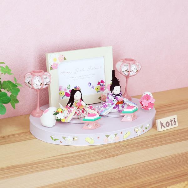 全体（横幅28.5×奥行20×台＋写真立ての高さ15cm）<br>写真立てのサイズ（横幅16×奥行6.5×高さ12cm）女雛サイズ:女雛（横幅10×奥行7×高さ6cm）素材:レーヨンちりめん・綿・樹脂（写真立て）生産国:日本セッ...