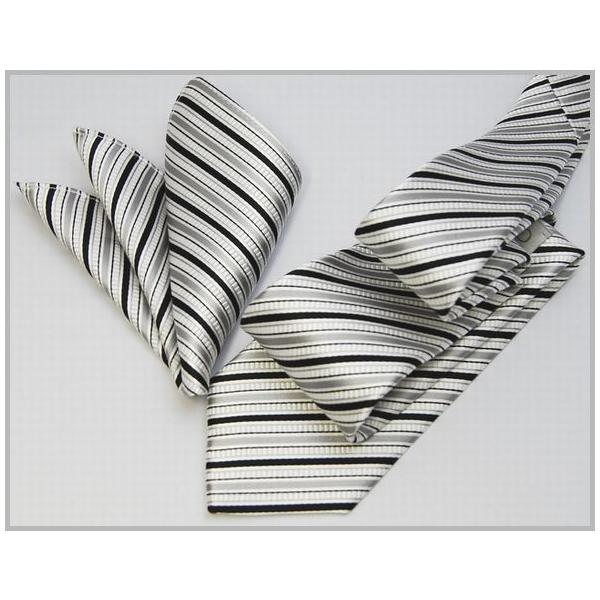 モードなフォーマルセットが登場。結婚式やパーティーでもモードなネクタイ＆チーフでスタイリッシュに。きちっとスタイルが流行中の今、チーフをプラスし差をつけたい。品質：シルク100％・国産大剣幅：8センチチーフサイズ：約22×22センチ