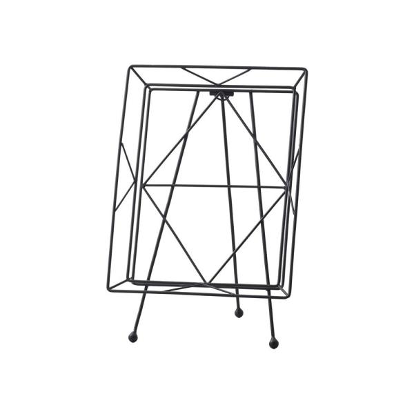 【商品仕様】幅23cm奥行6cm（立て掛け時26cm）高さ34cm内寸幅18cm×奥行2cm×高さ25cm素材：鉄（焼付塗装） ウェルカムボード メニューボード 台 オシャレ フレームアレンジ 額 インテリア 花資材 花器 ベース 安い 装...