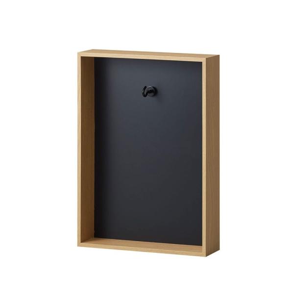 【商品仕様】22.2最大幅cm 30.最大奥行9cm 高さ5.8cm素材：MDF/紙貼り・鉄（黒板）※A4サイズに対応※壁掛け用金具3つ取付済※マグネット式フック、白チョーク、布（チョーク消し用）同梱※耐荷重：150g(マグネット式フック・...