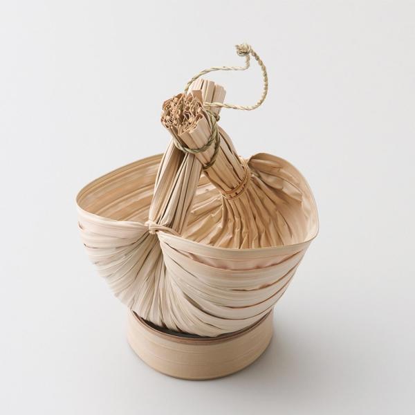 【商品仕様】カップ部分サイズ(約)：横幅12.5×奥行9×高さ6cm持ち手高さ：約6cm台座：径約8×高さ約2cm( 2025AW )( allp5 )( 15_asoh )ヤシの葉で作られたナチュラルな風合いの花器です。吊り下げひも付きで...