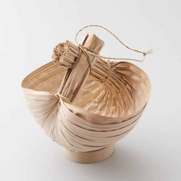 【商品仕様】カップ部分サイズ(約)：横幅20×奥行15×高さ10cm持ち手高さ：約8cm台座：径約8×高さ約2cm( 2025AW )( allp5 )( 15_asoh )ヤシの葉で作られたナチュラルな風合いの花器です。吊り下げひも付きで...